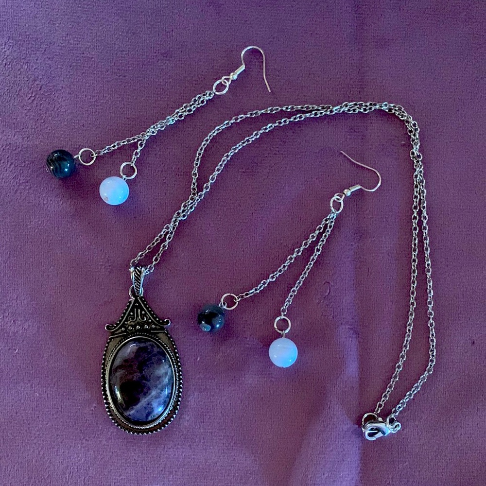Elegant Silver and Purple Pendant Necklace